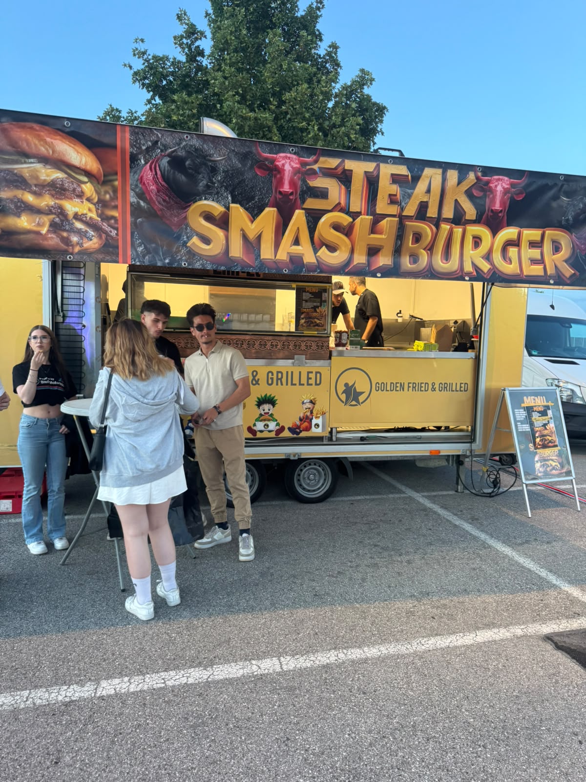 Golden Grill Foodtruck mit Steak- und Smash-Burger-Angebot bei einem Event