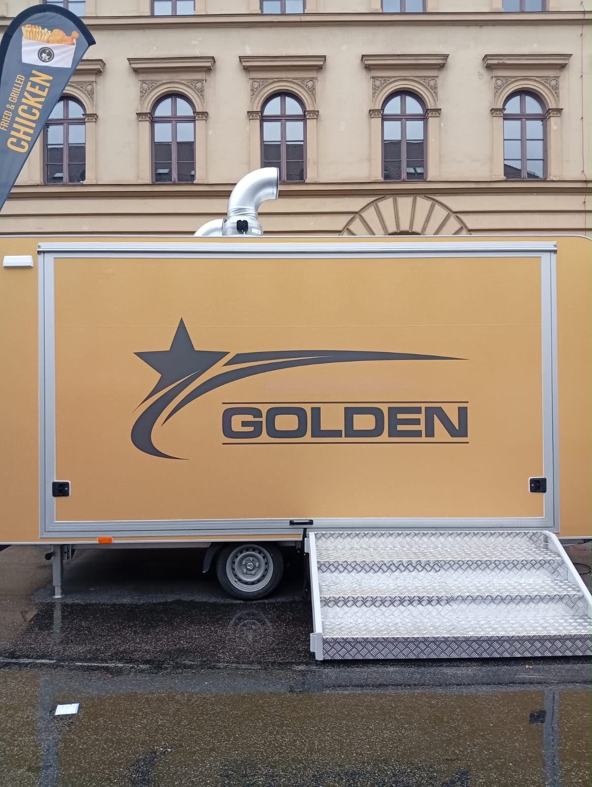 Goldener Golden Grill Anhänger mit Logo und Rampe