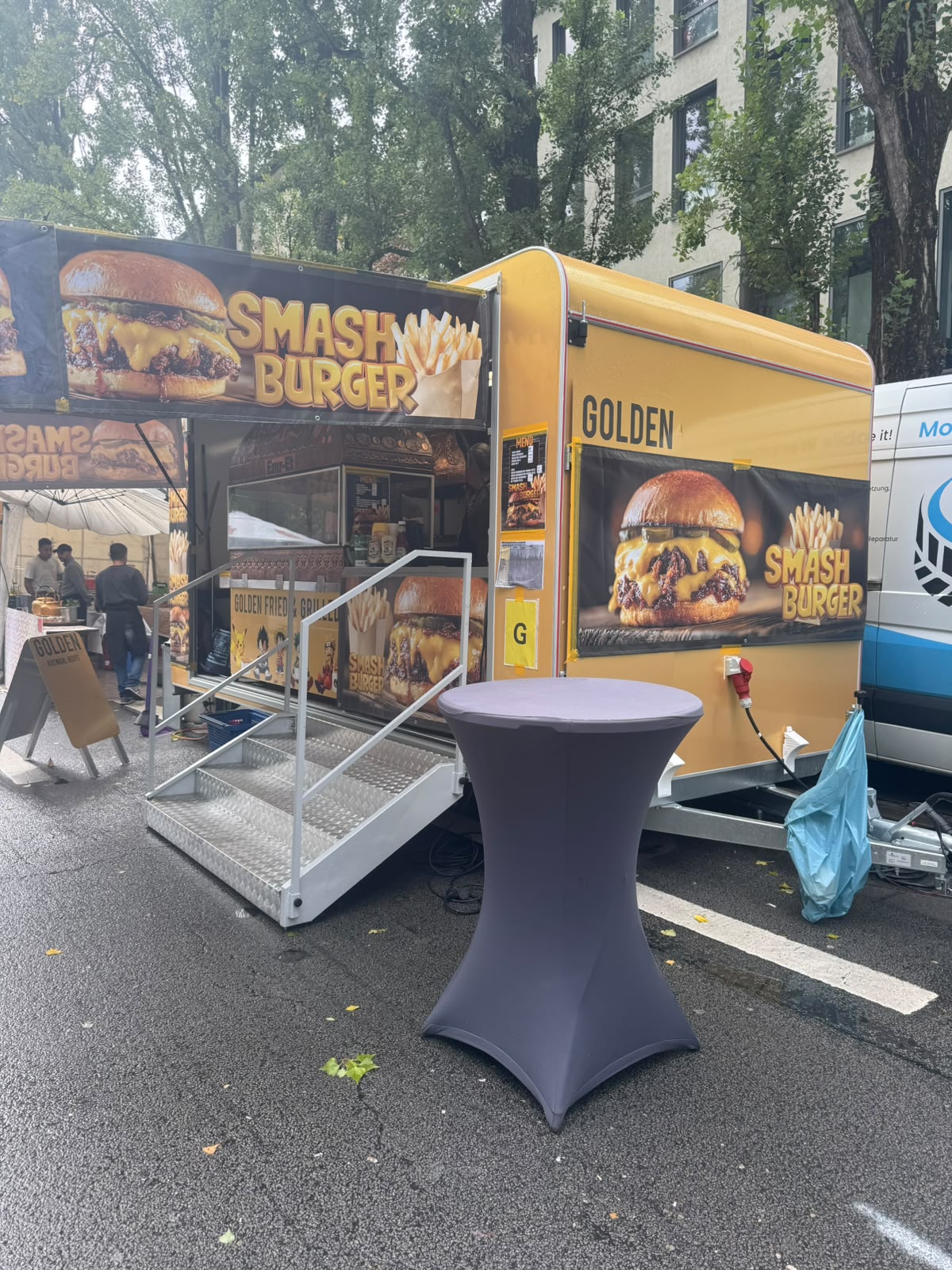 Unser goldener Foodtruck mit geöffneter Ausgabe